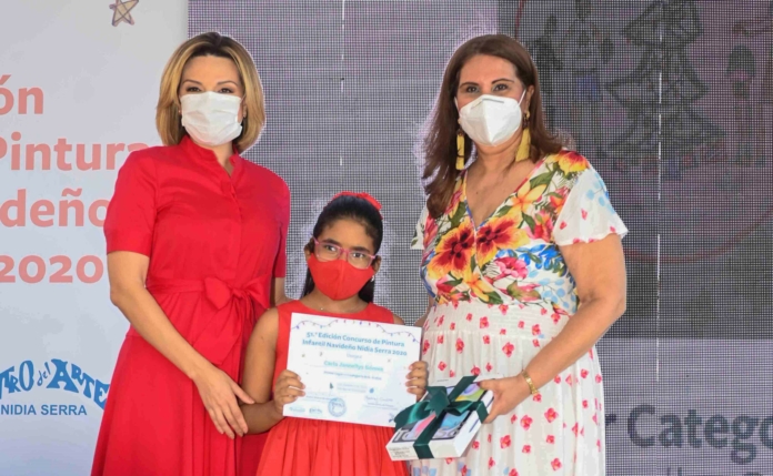 Carla Jannellys Gómez, recibe certificado del primer lugar.