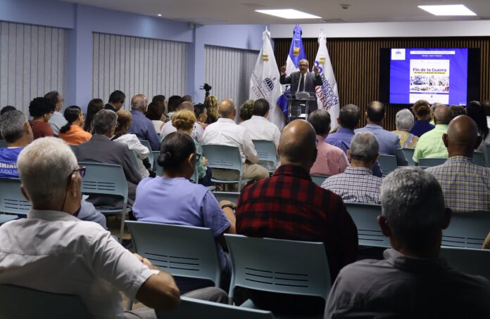 El historiador, catedrático y director del MNHG, José G. Guerrero Sánchez, al pronunciar las palabras de bienvenida.